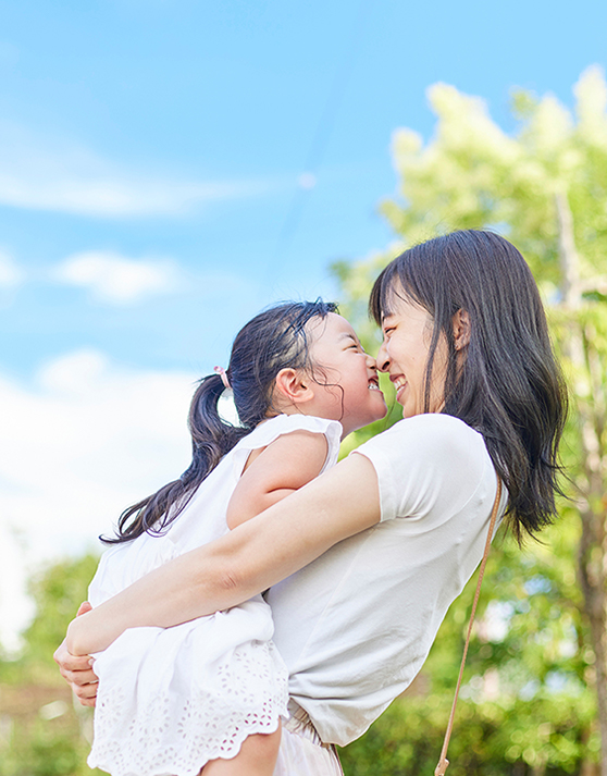 防犯カメラ工事で毎日の生活が安心と安全になる親子の画像