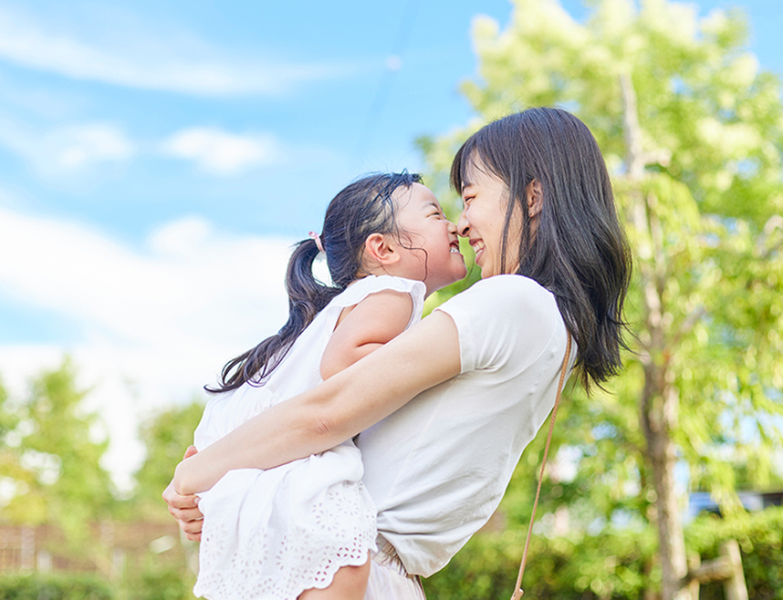 防犯カメラ工事で毎日の生活が安心と安全になる親子の画像